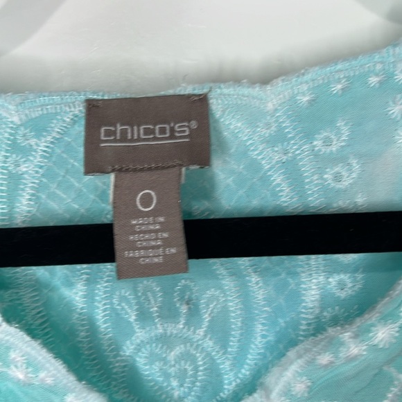CHICOS BLUE ANE WHITE EMBROIDERED TOP WITH SCALLOPED TRIM CHICOS SIZE 0 - Picture 3 of 6